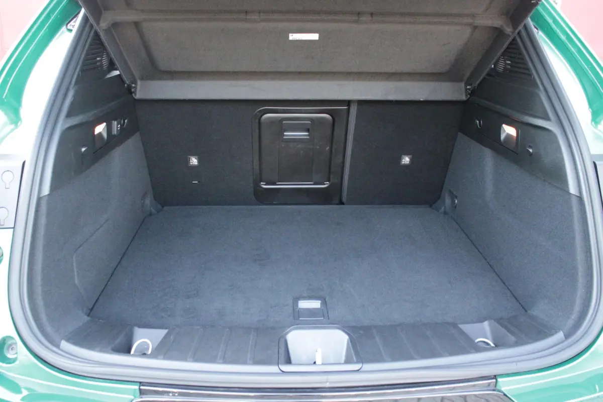1.5T Hybrid 160PK VELOCE | PREMIUM PACK: LEDEREN BEKLEDING/GEVENTILEERDE VOORSTOELEN/4-VOUDIG ELEKTRISCH VERSTELBARE LENDESTEUN VOORSTOELEN/ELEKTRISCH BEDIENBARE /HOOGGLANS ZWARTE RAAMOMLIJS