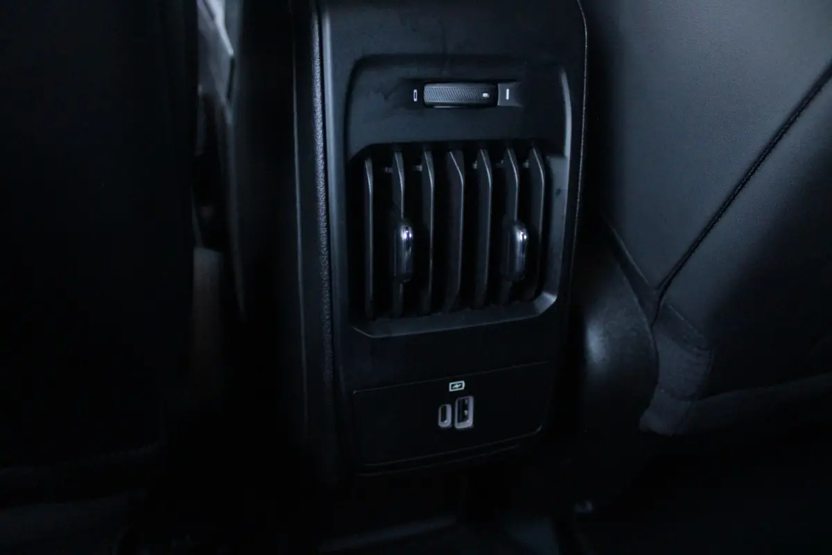 1.5T Hybrid 160PK VELOCE | PREMIUM PACK: LEDEREN BEKLEDING/GEVENTILEERDE VOORSTOELEN/4-VOUDIG ELEKTRISCH VERSTELBARE LENDESTEUN VOORSTOELEN/ELEKTRISCH BEDIENBARE /HOOGGLANS ZWARTE RAAMOMLIJS