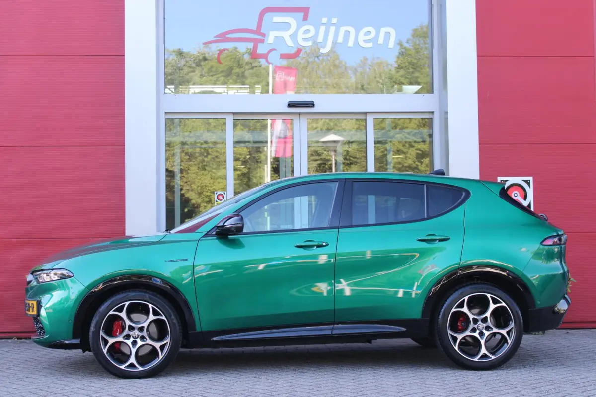 1.5T Hybrid 160PK VELOCE | PREMIUM PACK: LEDEREN BEKLEDING/GEVENTILEERDE VOORSTOELEN/4-VOUDIG ELEKTRISCH VERSTELBARE LENDESTEUN VOORSTOELEN/ELEKTRISCH BEDIENBARE /HOOGGLANS ZWARTE RAAMOMLIJS