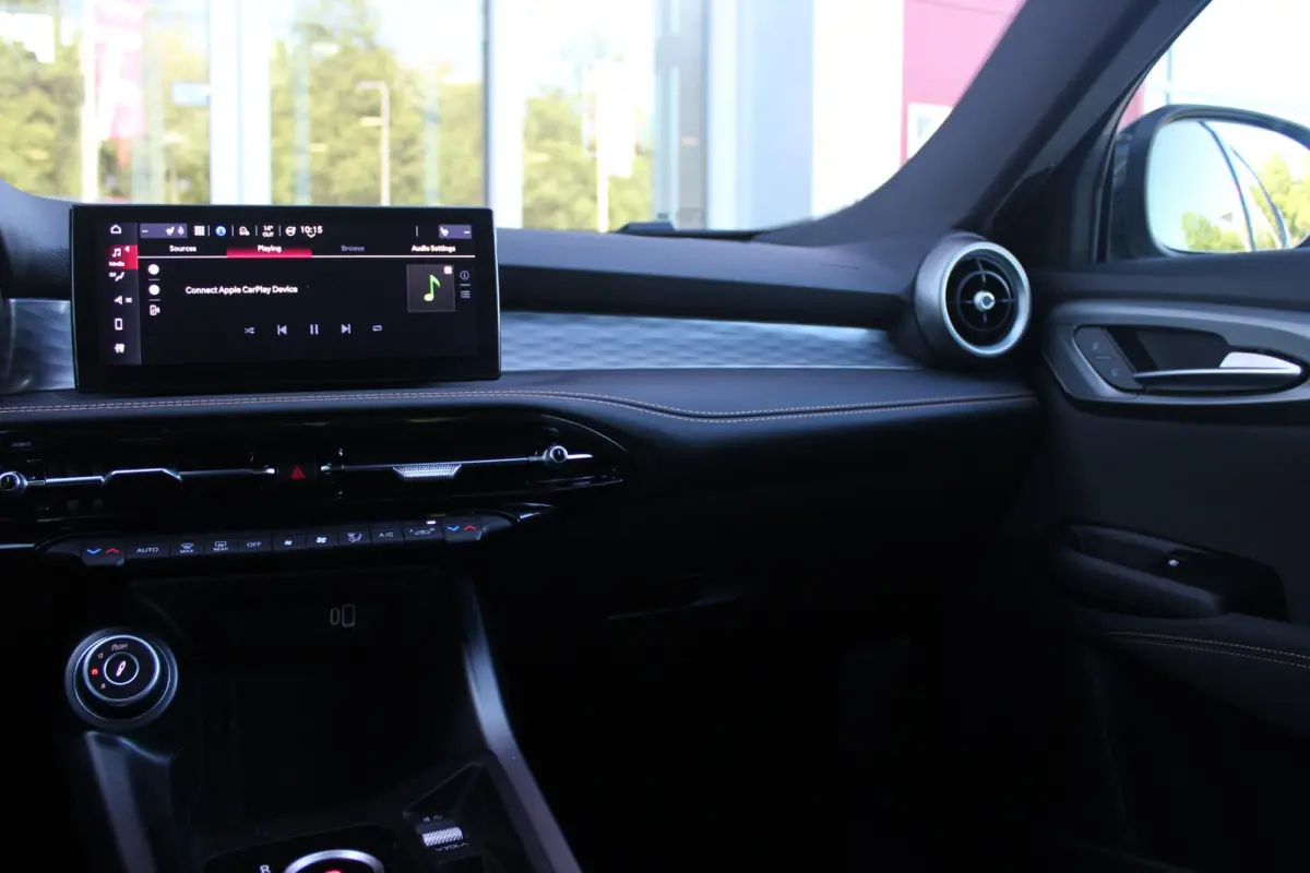 1.5T Hybrid 160PK VELOCE | PREMIUM PACK: LEDEREN BEKLEDING/GEVENTILEERDE VOORSTOELEN/4-VOUDIG ELEKTRISCH VERSTELBARE LENDESTEUN VOORSTOELEN/ELEKTRISCH BEDIENBARE /HOOGGLANS ZWARTE RAAMOMLIJS