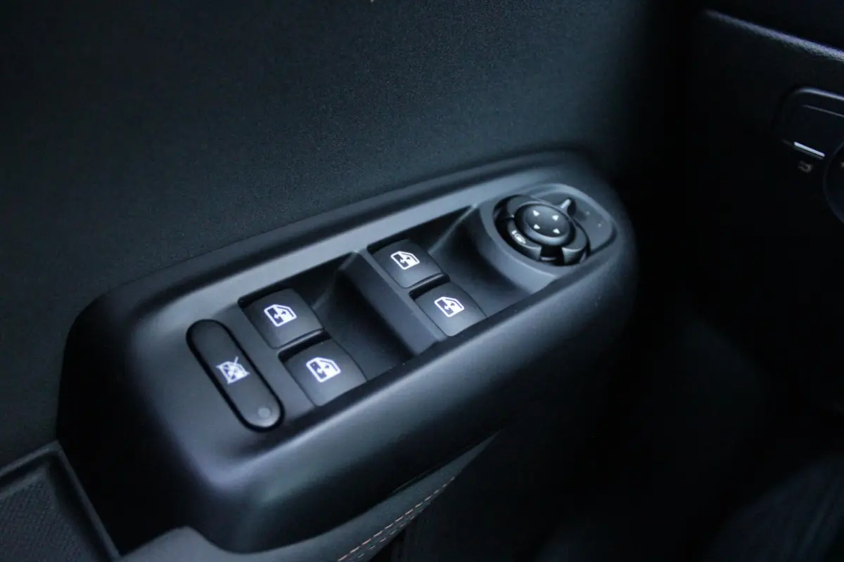 1.5T Hybrid 160PK VELOCE | PREMIUM PACK: LEDEREN BEKLEDING/GEVENTILEERDE VOORSTOELEN/4-VOUDIG ELEKTRISCH VERSTELBARE LENDESTEUN VOORSTOELEN/ELEKTRISCH BEDIENBARE /HOOGGLANS ZWARTE RAAMOMLIJS