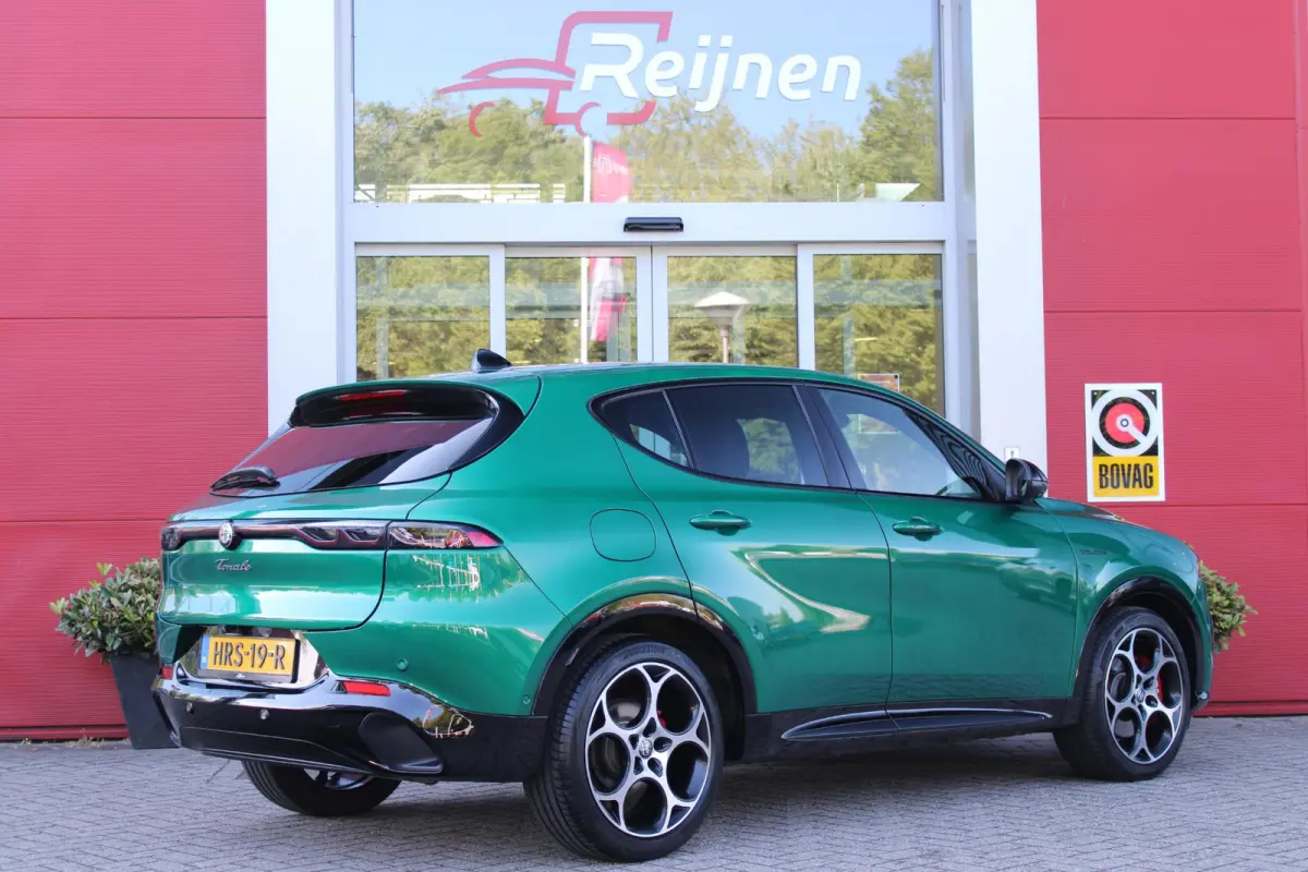 1.5T Hybrid 160PK VELOCE | PREMIUM PACK: LEDEREN BEKLEDING/GEVENTILEERDE VOORSTOELEN/4-VOUDIG ELEKTRISCH VERSTELBARE LENDESTEUN VOORSTOELEN/ELEKTRISCH BEDIENBARE /HOOGGLANS ZWARTE RAAMOMLIJS