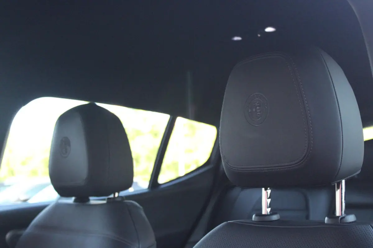 1.5T Hybrid 160PK VELOCE | PREMIUM PACK: LEDEREN BEKLEDING/GEVENTILEERDE VOORSTOELEN/4-VOUDIG ELEKTRISCH VERSTELBARE LENDESTEUN VOORSTOELEN/ELEKTRISCH BEDIENBARE /HOOGGLANS ZWARTE RAAMOMLIJS