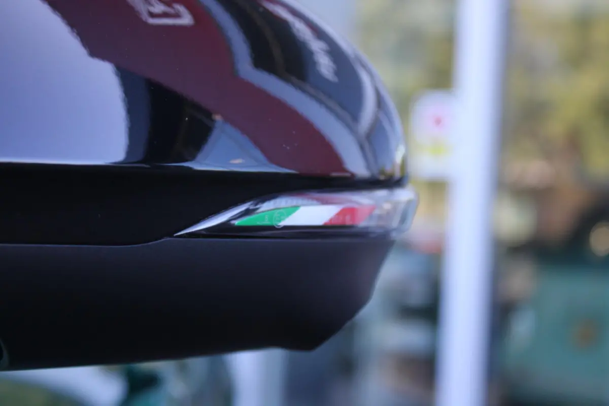 1.5T Hybrid 160PK VELOCE | PREMIUM PACK: LEDEREN BEKLEDING/GEVENTILEERDE VOORSTOELEN/4-VOUDIG ELEKTRISCH VERSTELBARE LENDESTEUN VOORSTOELEN/ELEKTRISCH BEDIENBARE /HOOGGLANS ZWARTE RAAMOMLIJS
