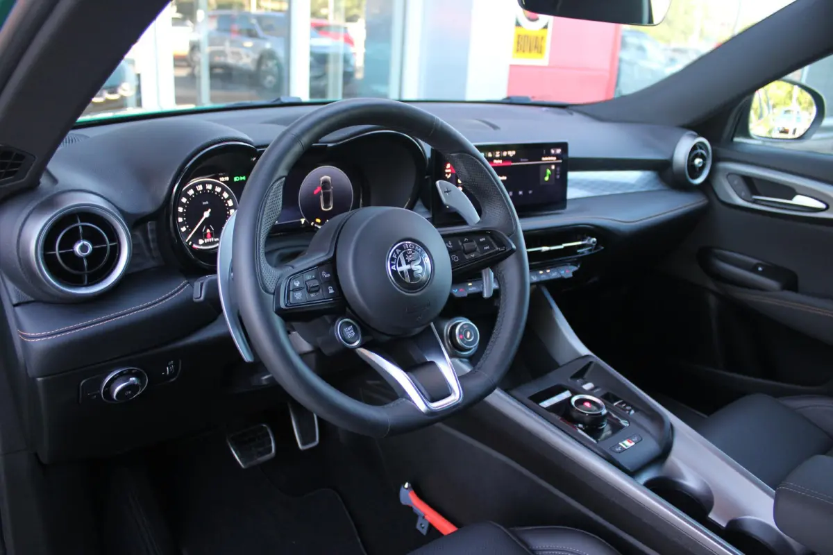 1.5T Hybrid 160PK VELOCE | PREMIUM PACK: LEDEREN BEKLEDING/GEVENTILEERDE VOORSTOELEN/4-VOUDIG ELEKTRISCH VERSTELBARE LENDESTEUN VOORSTOELEN/ELEKTRISCH BEDIENBARE /HOOGGLANS ZWARTE RAAMOMLIJS