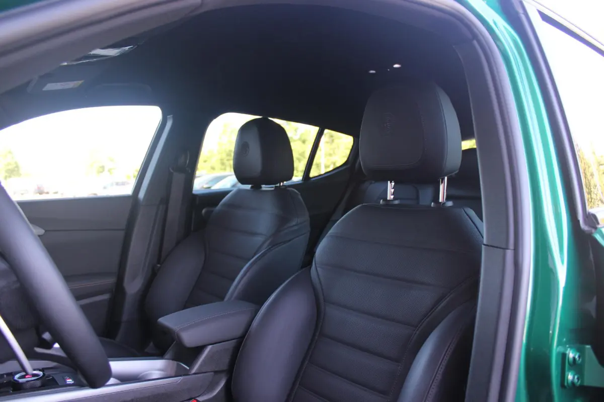 1.5T Hybrid 160PK VELOCE | PREMIUM PACK: LEDEREN BEKLEDING/GEVENTILEERDE VOORSTOELEN/4-VOUDIG ELEKTRISCH VERSTELBARE LENDESTEUN VOORSTOELEN/ELEKTRISCH BEDIENBARE /HOOGGLANS ZWARTE RAAMOMLIJS
