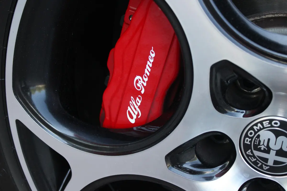 1.5T Hybrid 160PK VELOCE | PREMIUM PACK: LEDEREN BEKLEDING/GEVENTILEERDE VOORSTOELEN/4-VOUDIG ELEKTRISCH VERSTELBARE LENDESTEUN VOORSTOELEN/ELEKTRISCH BEDIENBARE /HOOGGLANS ZWARTE RAAMOMLIJS