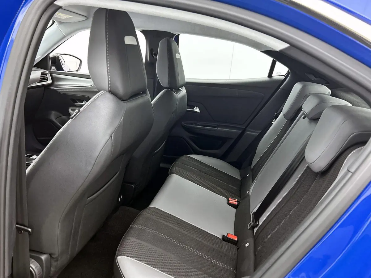 1.2 130pk Elegance Automaat | Navigatie | Climate Control | Cruise Control | Camera | 17"LMV | LED | Apple Carplay/Android Auto |