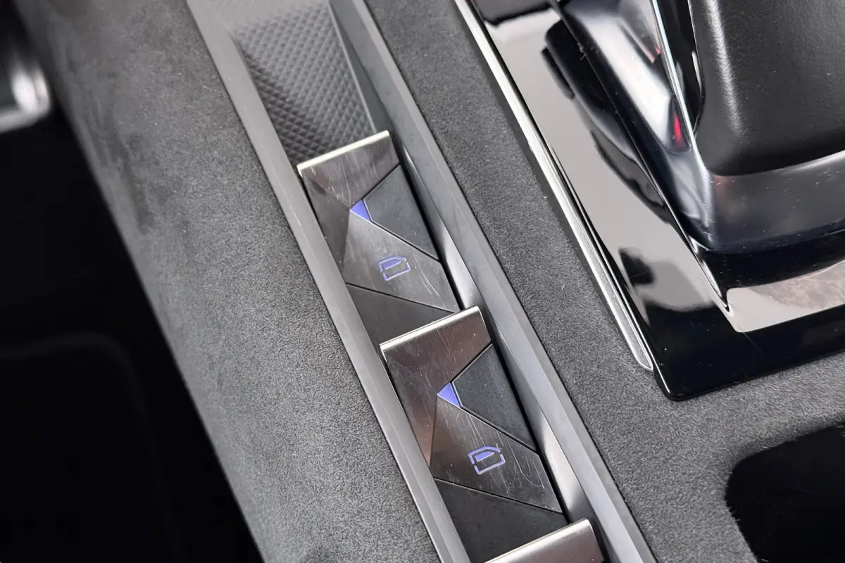 E-Tense PHEV Performance Line Camera 19'LMV Carplay Xenon