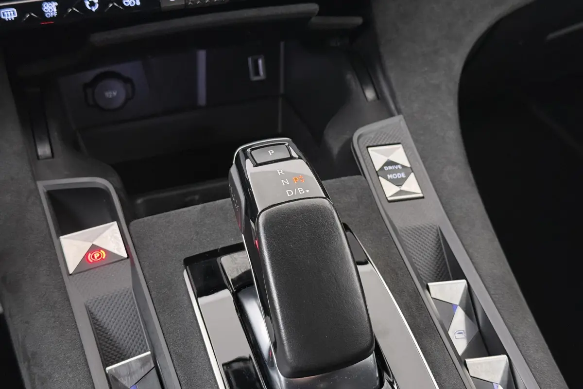 E-Tense PHEV Performance Line Camera 19'LMV Carplay Xenon