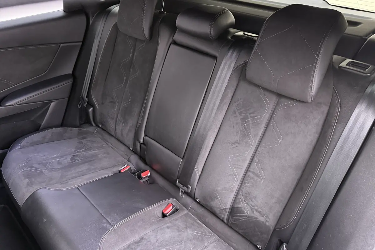 E-Tense PHEV Performance Line Camera 19'LMV Carplay Xenon