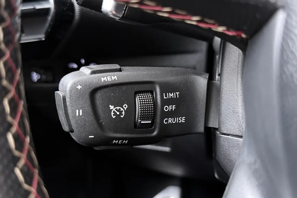 E-Tense PHEV Performance Line Camera 19'LMV Carplay Xenon