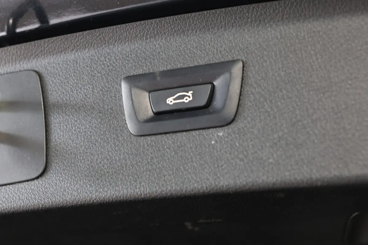 225xe PLUGIN HYBR M SPORT High Executive GROTE NAVI HEADUP PDC "18