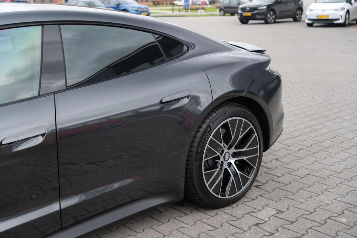 |Org NL NAP|1ste Eig|Clanck Audio|SportStoelen|Leder Bi-Color|CarPlay|Dealer Onderhouden