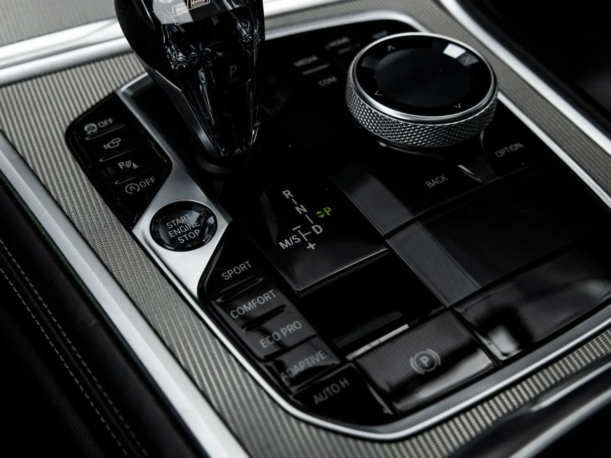 840i xDrive High Executive | M-SPORT | INDIVIDUAL FROZEN BLUESTONE | 20 INCH | HARMAN KARDON | SCHUIF-KANTELDAK | SOFTCLOSE | BMW LASER | RIJ-ASSISTENTIE PAKKET | INTEGRAL ACTIVE STEERING | 