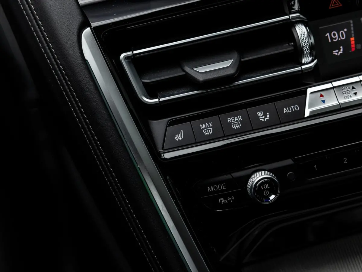840i xDrive High Executive | M-SPORT | INDIVIDUAL FROZEN BLUESTONE | 20 INCH | HARMAN KARDON | SCHUIF-KANTELDAK | SOFTCLOSE | BMW LASER | RIJ-ASSISTENTIE PAKKET | INTEGRAL ACTIVE STEERING | 