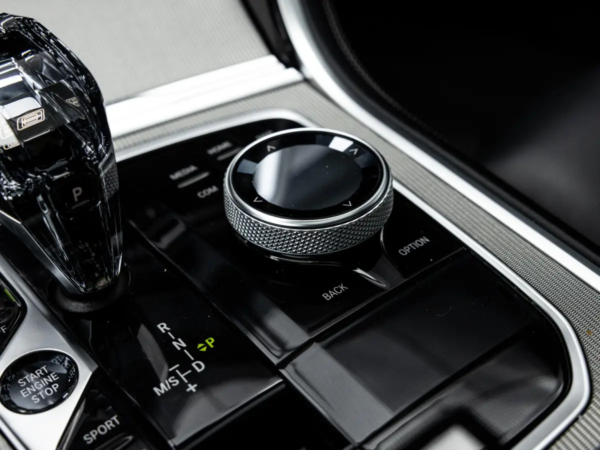 840i xDrive High Executive | M-SPORT | INDIVIDUAL FROZEN BLUESTONE | 20 INCH | HARMAN KARDON | SCHUIF-KANTELDAK | SOFTCLOSE | BMW LASER | RIJ-ASSISTENTIE PAKKET | INTEGRAL ACTIVE STEERING | 