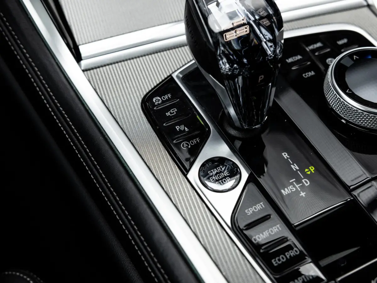 840i xDrive High Executive | M-SPORT | INDIVIDUAL FROZEN BLUESTONE | 20 INCH | HARMAN KARDON | SCHUIF-KANTELDAK | SOFTCLOSE | BMW LASER | RIJ-ASSISTENTIE PAKKET | INTEGRAL ACTIVE STEERING | 