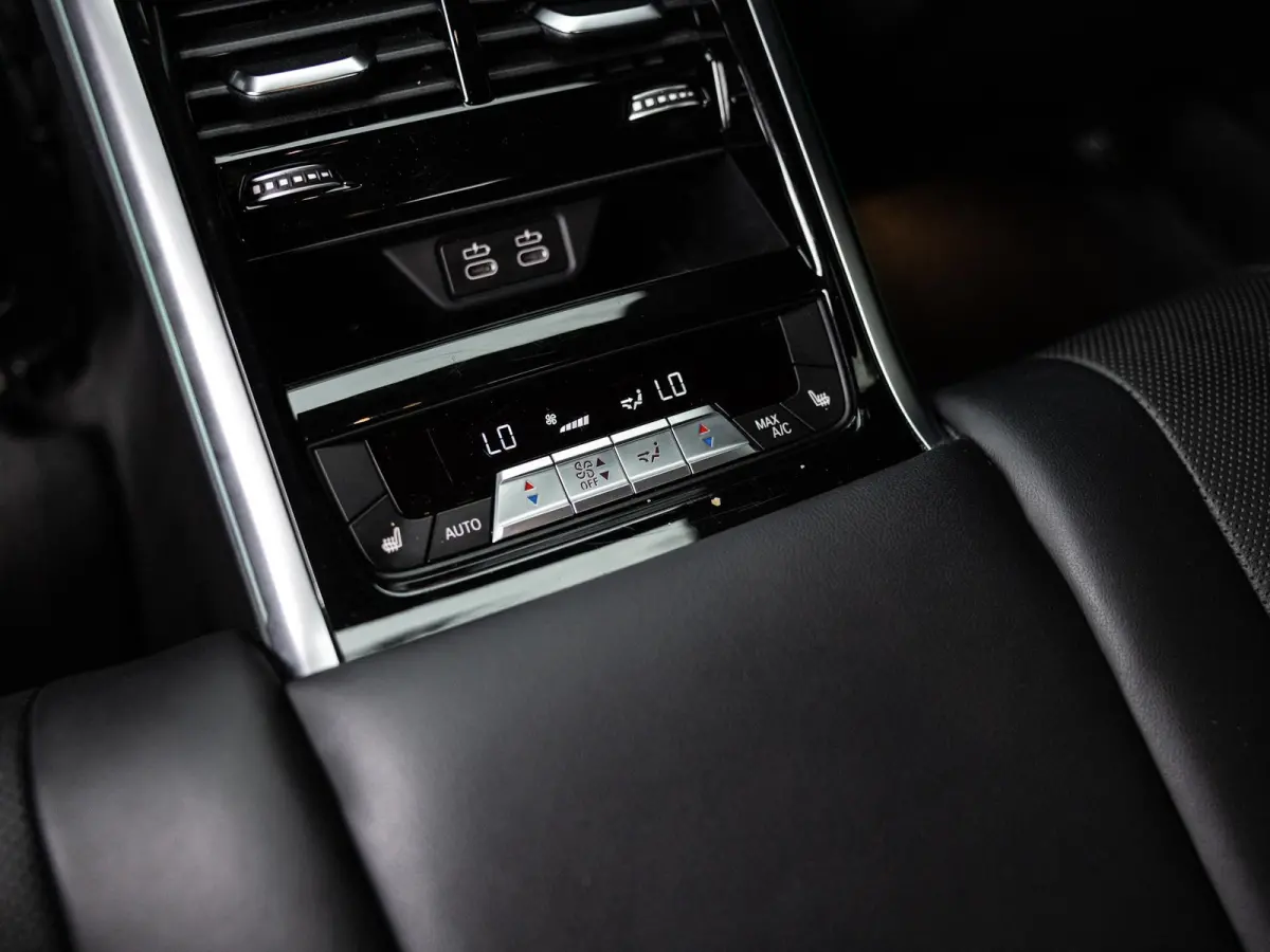 840i xDrive High Executive | M-SPORT | INDIVIDUAL FROZEN BLUESTONE | 20 INCH | HARMAN KARDON | SCHUIF-KANTELDAK | SOFTCLOSE | BMW LASER | RIJ-ASSISTENTIE PAKKET | INTEGRAL ACTIVE STEERING | 
