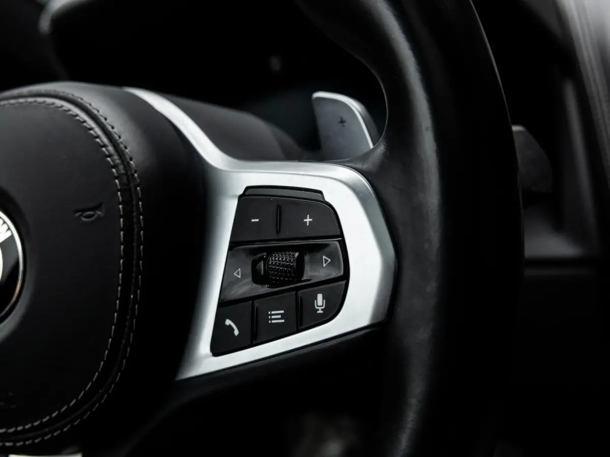 840i xDrive High Executive | M-SPORT | INDIVIDUAL FROZEN BLUESTONE | 20 INCH | HARMAN KARDON | SCHUIF-KANTELDAK | SOFTCLOSE | BMW LASER | RIJ-ASSISTENTIE PAKKET | INTEGRAL ACTIVE STEERING | 