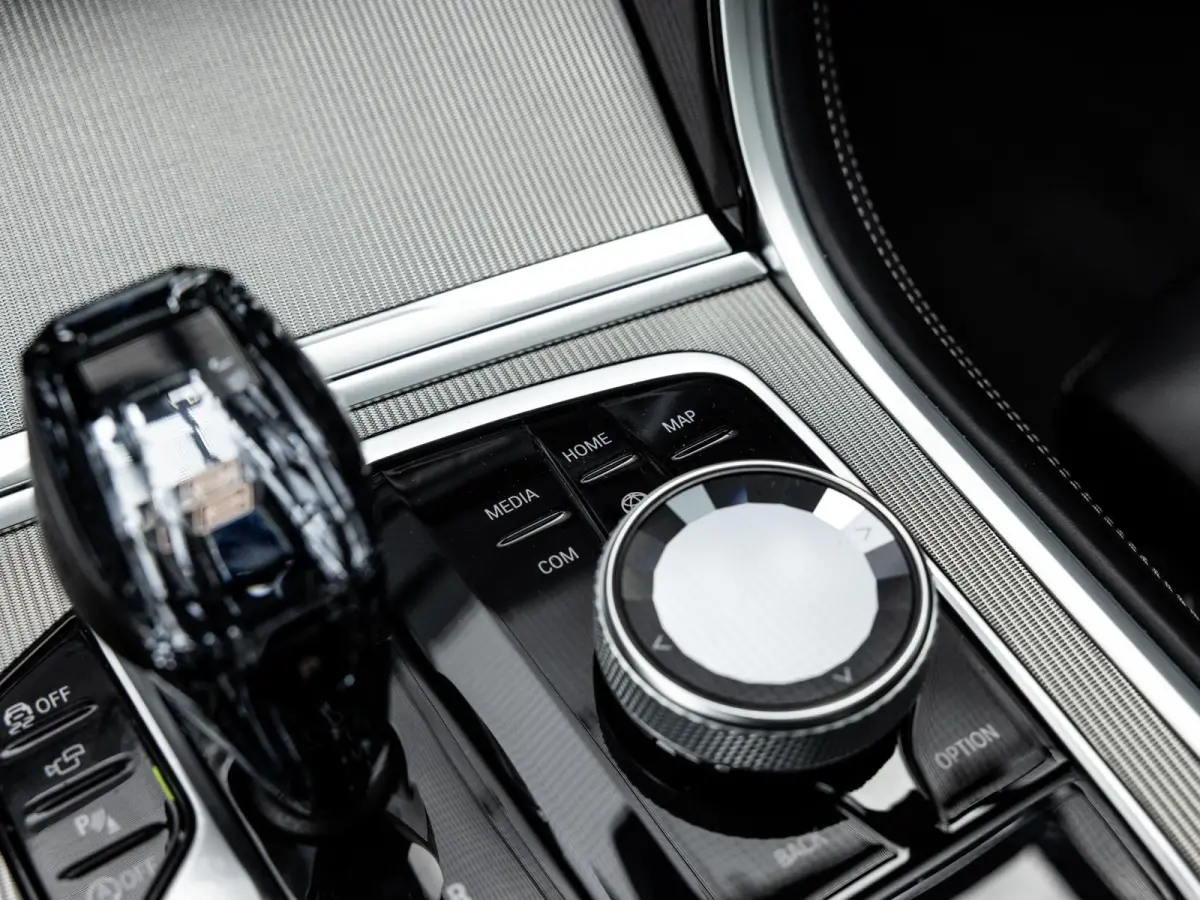 840i xDrive High Executive | M-SPORT | INDIVIDUAL FROZEN BLUESTONE | 20 INCH | HARMAN KARDON | SCHUIF-KANTELDAK | SOFTCLOSE | BMW LASER | RIJ-ASSISTENTIE PAKKET | INTEGRAL ACTIVE STEERING | 