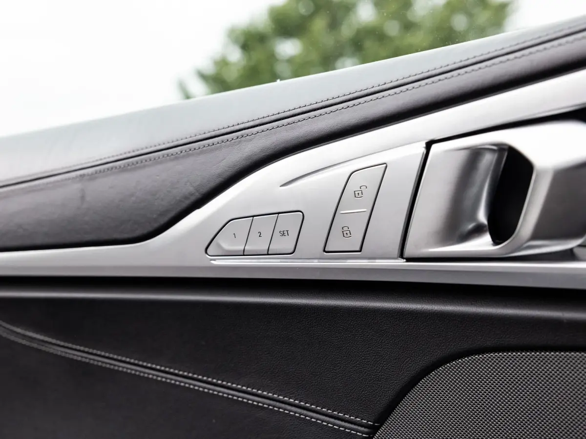 840i xDrive High Executive | M-SPORT | INDIVIDUAL FROZEN BLUESTONE | 20 INCH | HARMAN KARDON | SCHUIF-KANTELDAK | SOFTCLOSE | BMW LASER | RIJ-ASSISTENTIE PAKKET | INTEGRAL ACTIVE STEERING | 