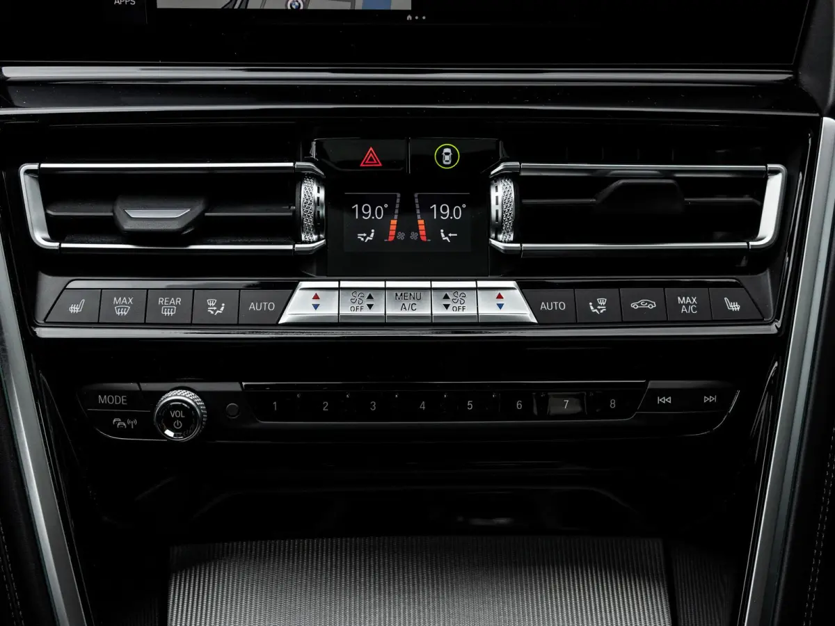840i xDrive High Executive | M-SPORT | INDIVIDUAL FROZEN BLUESTONE | 20 INCH | HARMAN KARDON | SCHUIF-KANTELDAK | SOFTCLOSE | BMW LASER | RIJ-ASSISTENTIE PAKKET | INTEGRAL ACTIVE STEERING | 