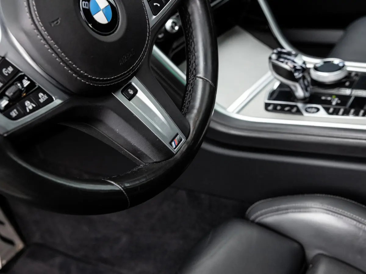 840i xDrive High Executive | M-SPORT | INDIVIDUAL FROZEN BLUESTONE | 20 INCH | HARMAN KARDON | SCHUIF-KANTELDAK | SOFTCLOSE | BMW LASER | RIJ-ASSISTENTIE PAKKET | INTEGRAL ACTIVE STEERING | 