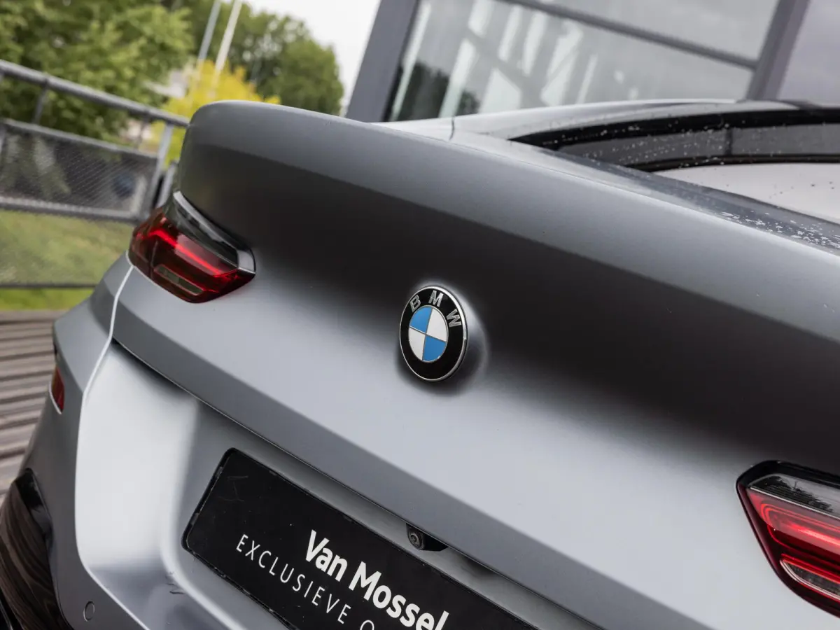 840i xDrive High Executive | M-SPORT | INDIVIDUAL FROZEN BLUESTONE | 20 INCH | HARMAN KARDON | SCHUIF-KANTELDAK | SOFTCLOSE | BMW LASER | RIJ-ASSISTENTIE PAKKET | INTEGRAL ACTIVE STEERING | 