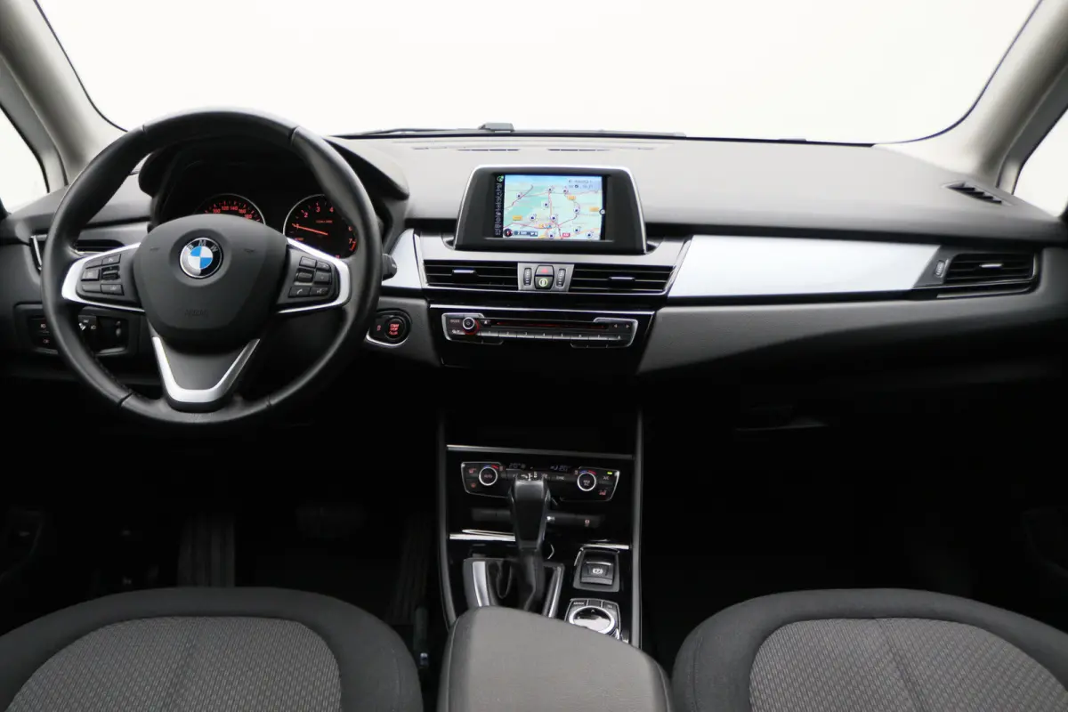 218i Executive Automaat Climate, Cruise, Navigatie, Bluetooth, LED, PDC, Elektrische Pakket, 16''