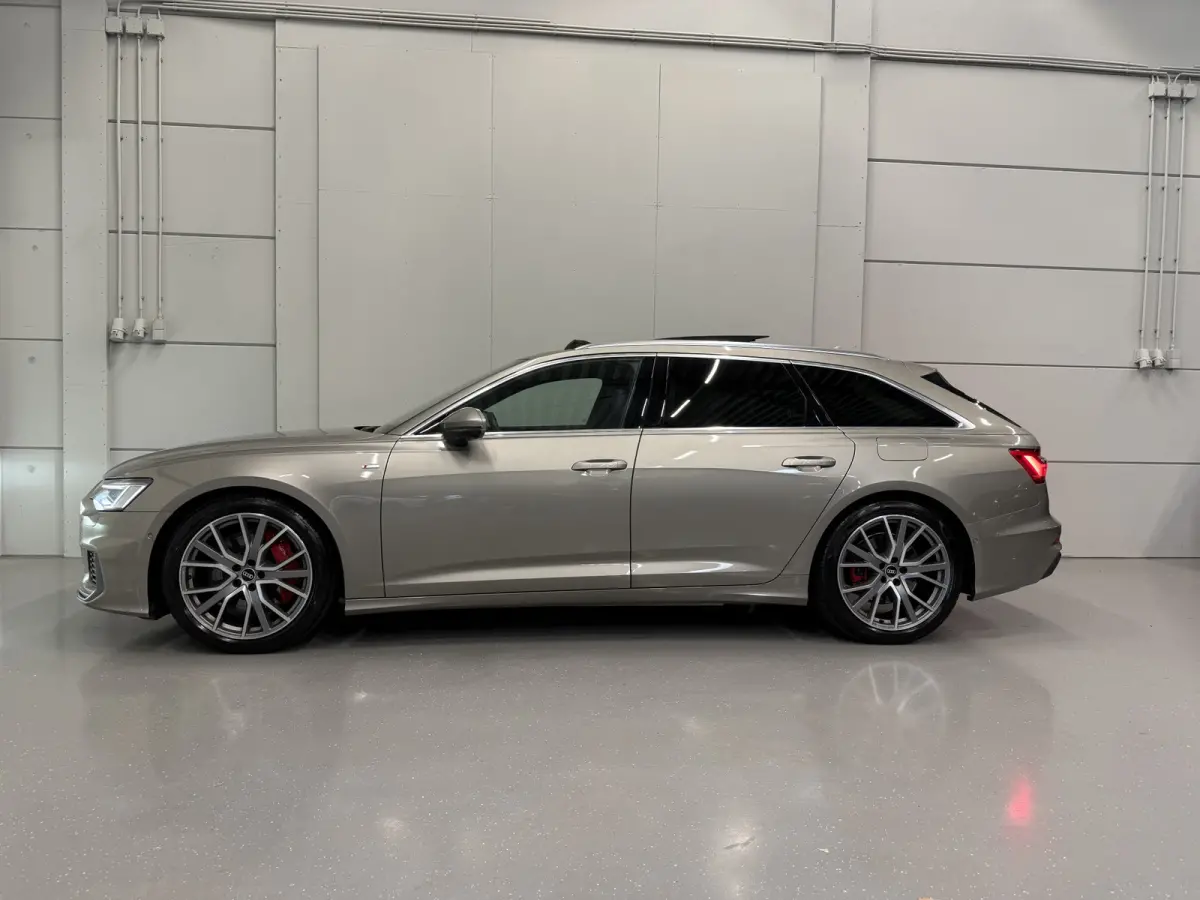 55 TFSI e quattro Competition PANO/SOH 99%/HEAD-UP/MEMORY/360CAMERA/CARPLAY/SFEER/KEYLESS/ACC/MATRIX/20"AUDISPORT/S-LINE SPORTPAKKET/KARATBEIGE METALLIC/VOLLEDIG AUDI DEALER HISTORIE