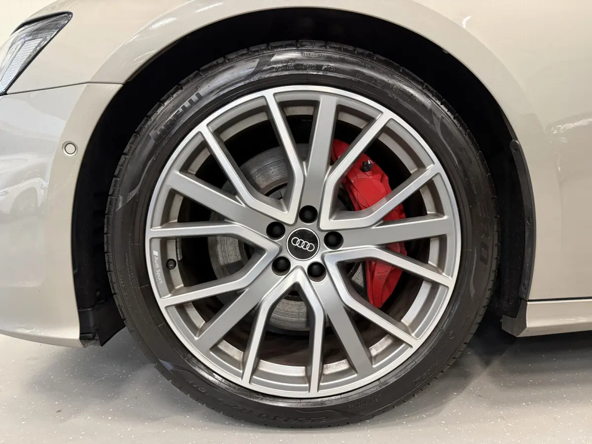 55 TFSI e quattro Competition PANO/SOH 99%/HEAD-UP/MEMORY/360CAMERA/CARPLAY/SFEER/KEYLESS/ACC/MATRIX/20"AUDISPORT/S-LINE SPORTPAKKET/KARATBEIGE METALLIC/VOLLEDIG AUDI DEALER HISTORIE