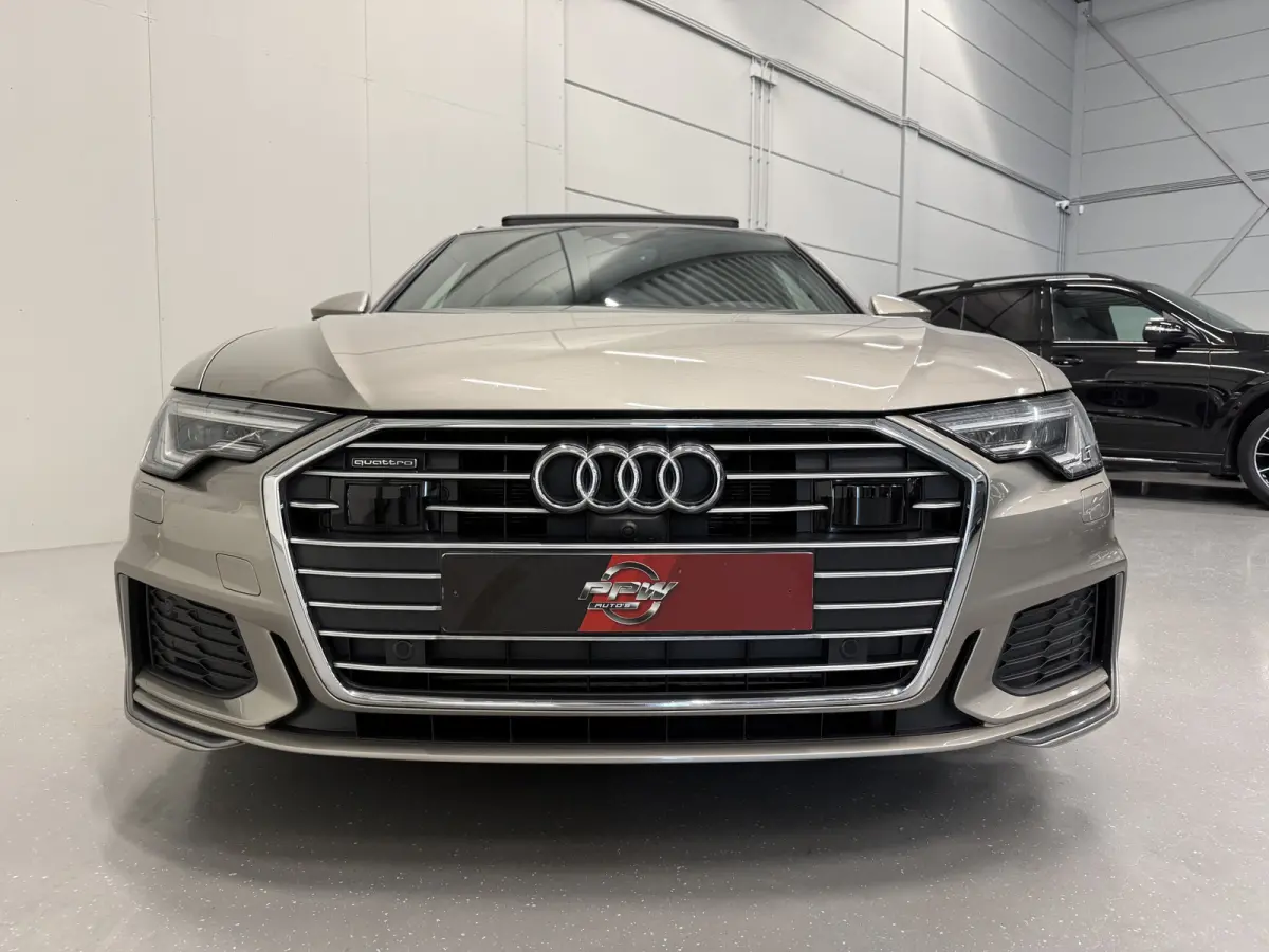 55 TFSI e quattro Competition PANO/SOH 99%/HEAD-UP/MEMORY/360CAMERA/CARPLAY/SFEER/KEYLESS/ACC/MATRIX/20"AUDISPORT/S-LINE SPORTPAKKET/KARATBEIGE METALLIC/VOLLEDIG AUDI DEALER HISTORIE