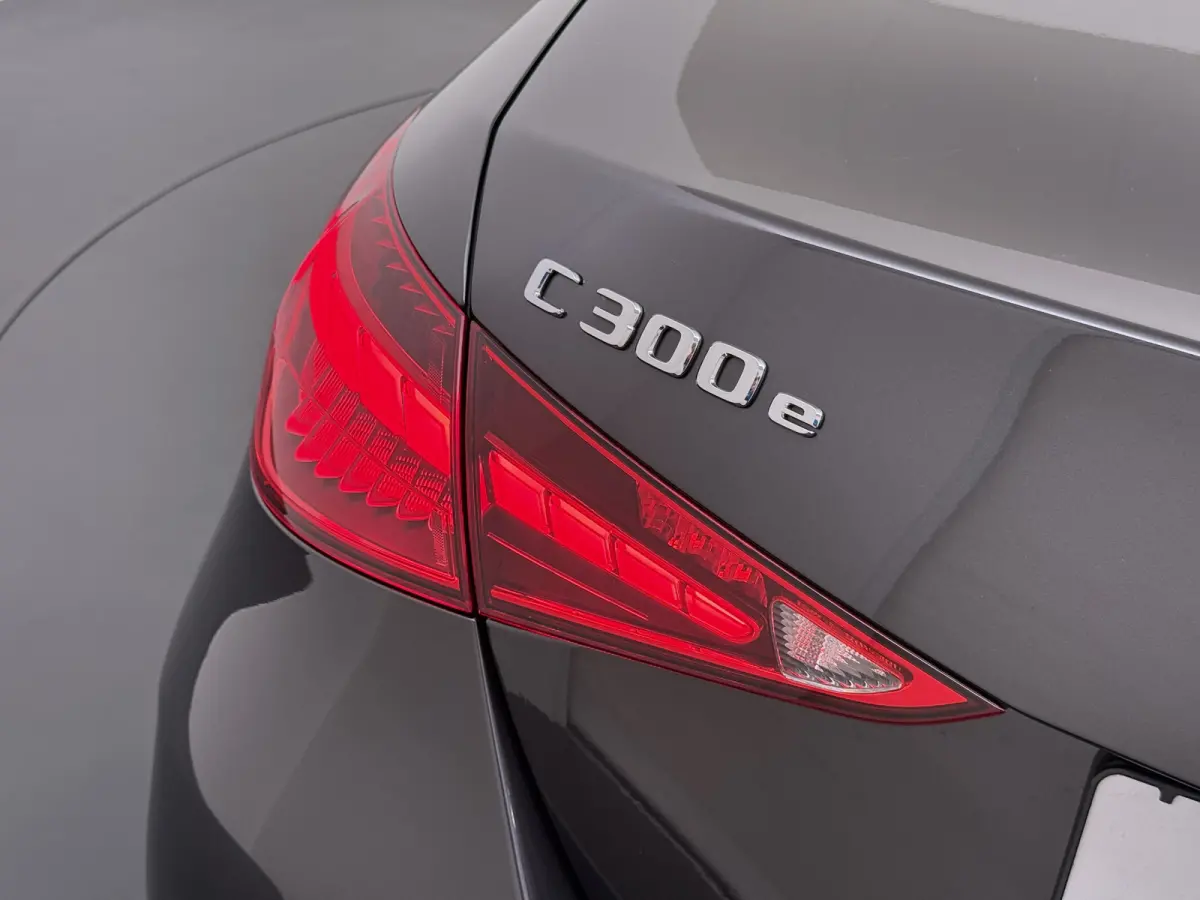 300e AMG // SoH 99% // Trekhaak // Memory // 360 Camera // Keyless // Digital Light // Privacy Glass // Carplay