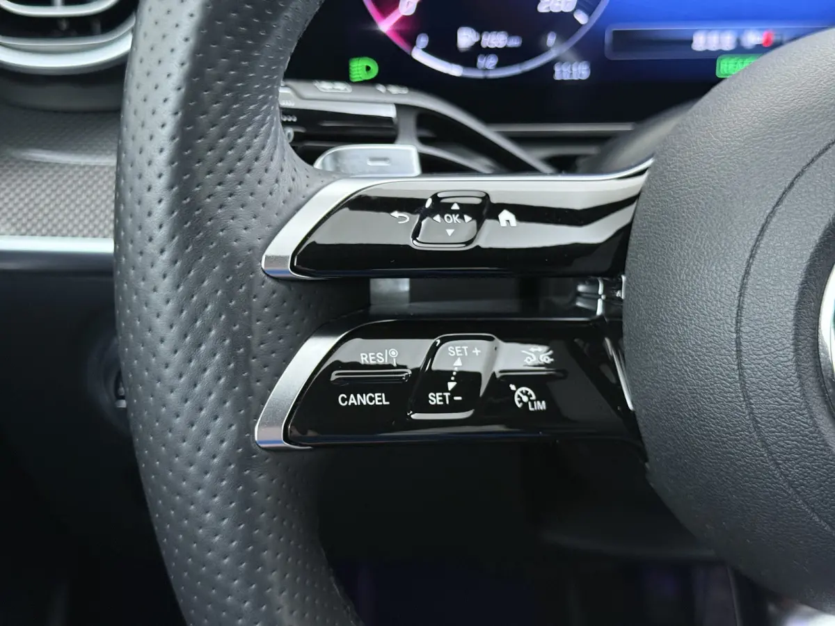 300e AMG // SoH 99% // Trekhaak // Memory // 360 Camera // Keyless // Digital Light // Privacy Glass // Carplay