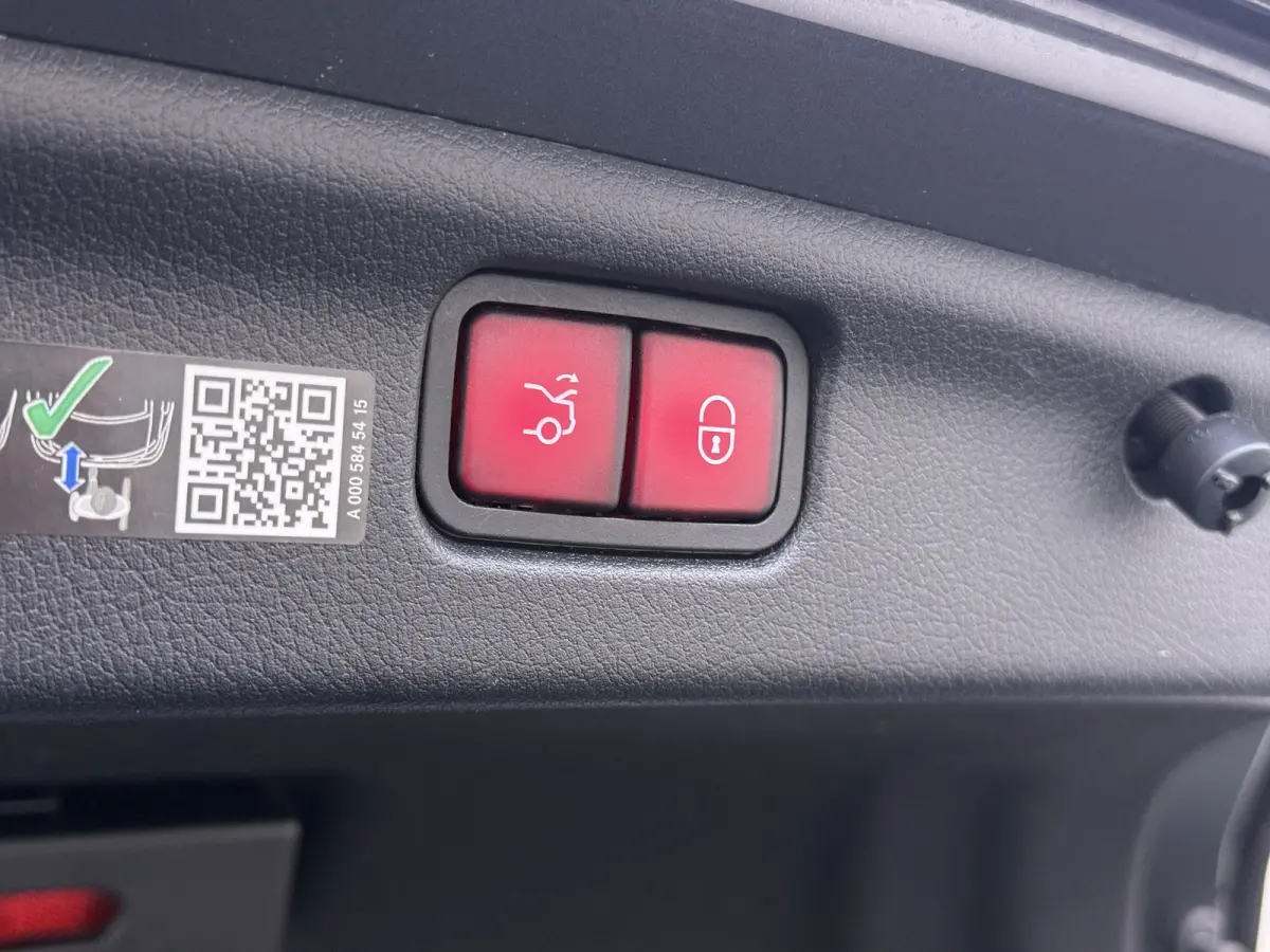 300e AMG // SoH 99% // Trekhaak // Memory // 360 Camera // Keyless // Digital Light // Privacy Glass // Carplay