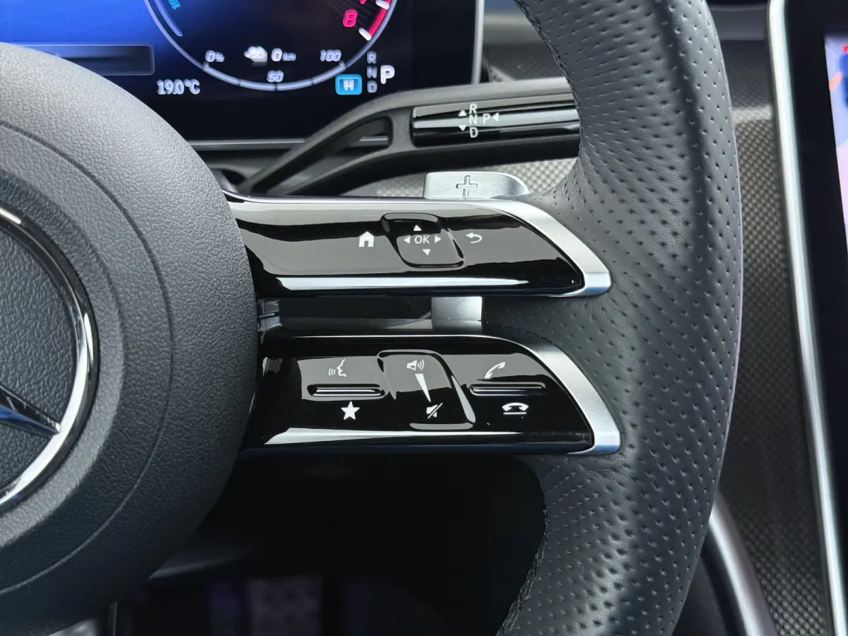 300e AMG // SoH 99% // Trekhaak // Memory // 360 Camera // Keyless // Digital Light // Privacy Glass // Carplay