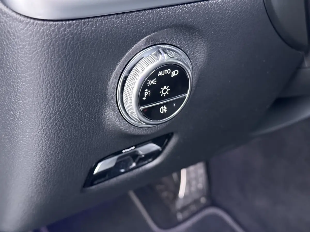 300e AMG // SoH 99% // Trekhaak // Memory // 360 Camera // Keyless // Digital Light // Privacy Glass // Carplay