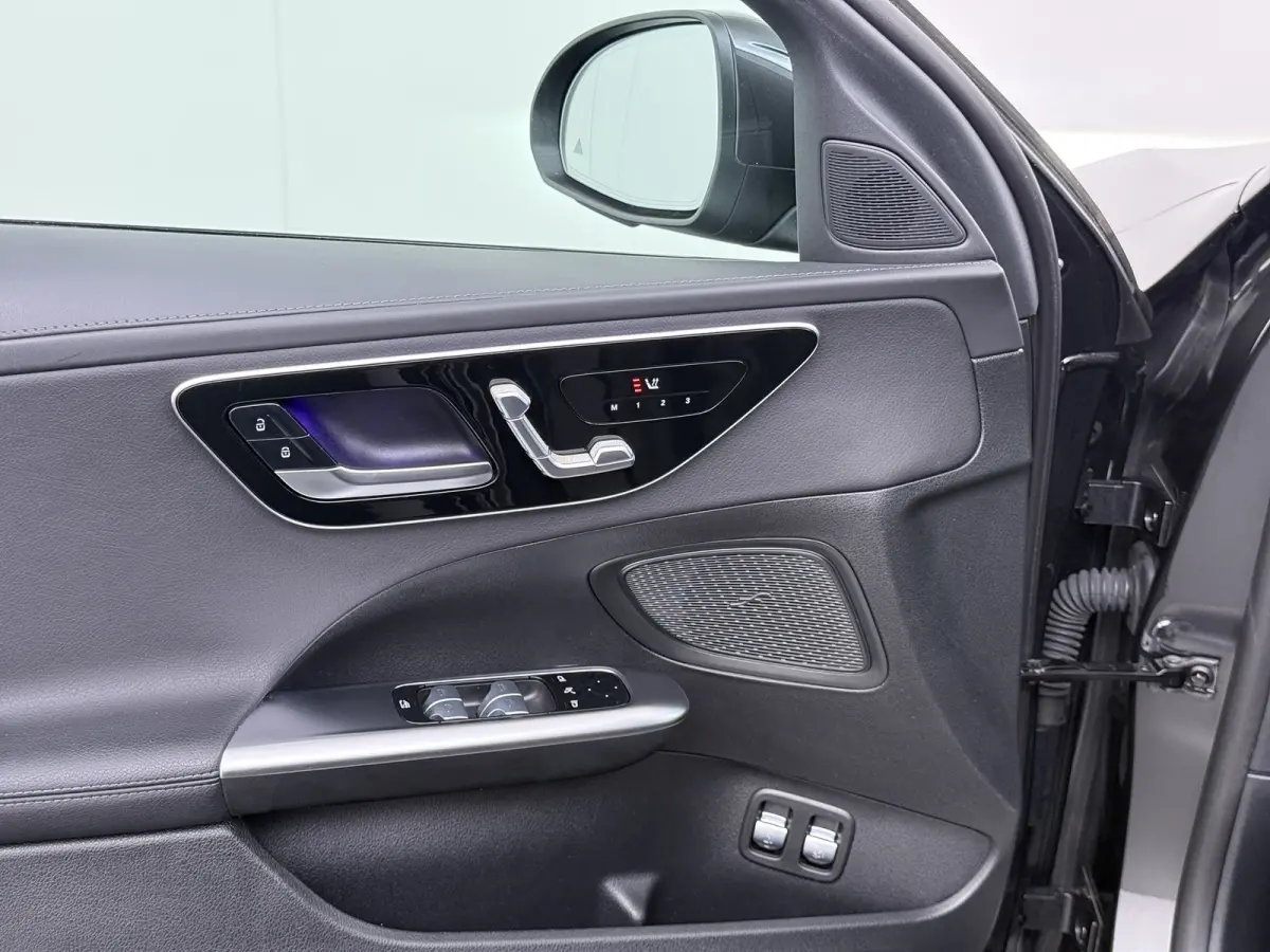 300e AMG // SoH 99% // Trekhaak // Memory // 360 Camera // Keyless // Digital Light // Privacy Glass // Carplay