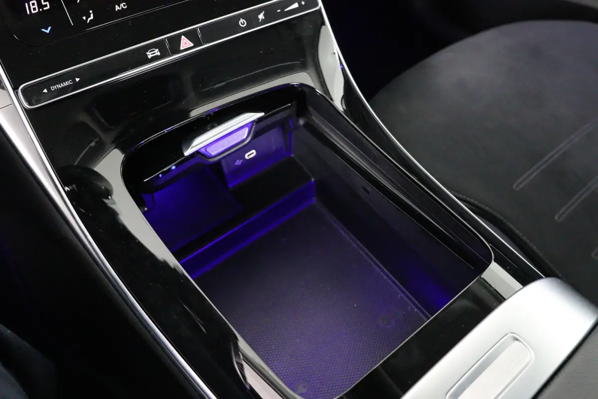180 AMG | LED | Leder/Alcantara | Sfeerverlichting | Stoelverwarming | Burmester | Clima | Apple Carplay/ Android Auto | Cruise Adaptive | DAB | Keyless | Lichtmetalen velgen