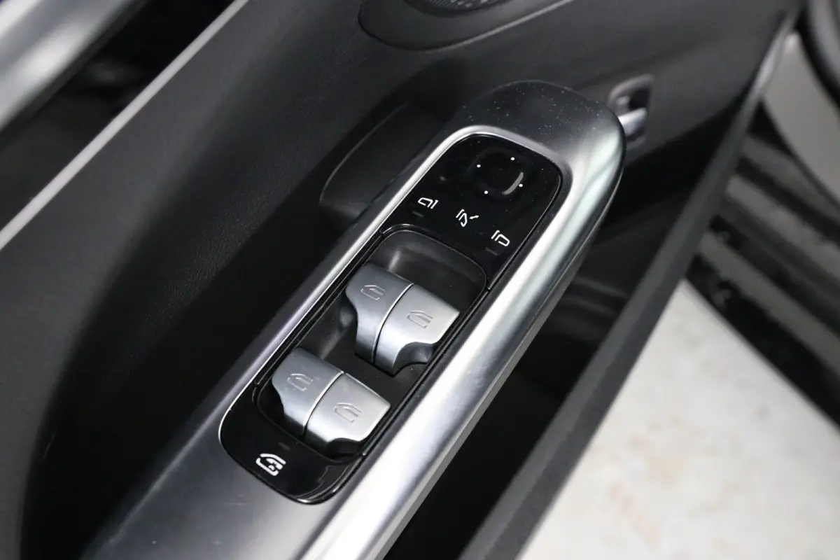 180 AMG | LED | Leder/Alcantara | Sfeerverlichting | Stoelverwarming | Burmester | Clima | Apple Carplay/ Android Auto | Cruise Adaptive | DAB | Keyless | Lichtmetalen velgen