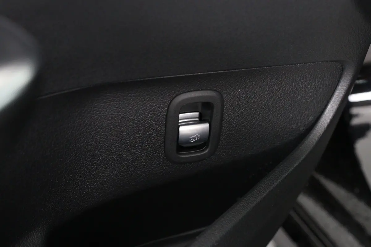 180 AMG | LED | Leder/Alcantara | Sfeerverlichting | Stoelverwarming | Burmester | Clima | Apple Carplay/ Android Auto | Cruise Adaptive | DAB | Keyless | Lichtmetalen velgen