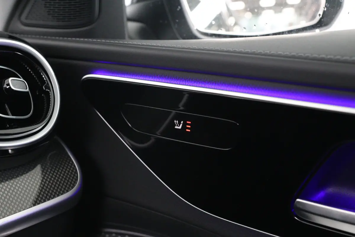 180 AMG | LED | Leder/Alcantara | Sfeerverlichting | Stoelverwarming | Burmester | Clima | Apple Carplay/ Android Auto | Cruise Adaptive | DAB | Keyless | Lichtmetalen velgen