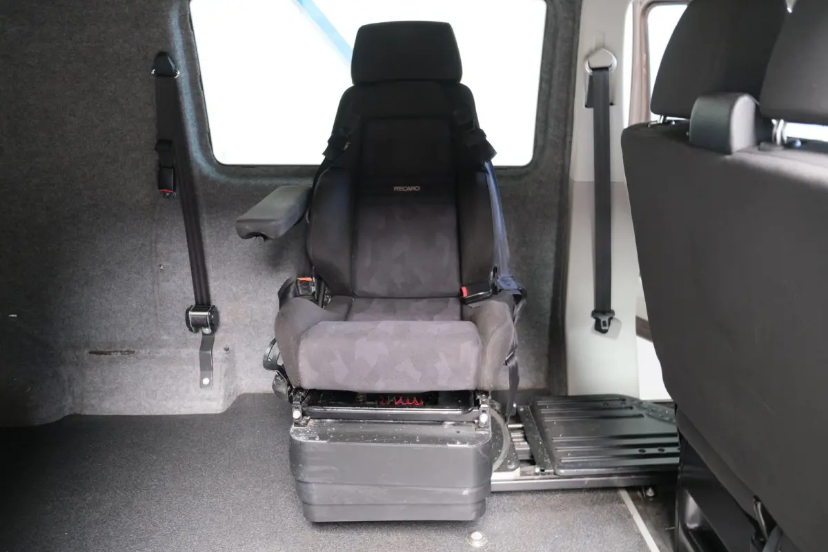 2.0 TDI L2H1 DC Highline > Marge < > Rolstoel Bus <
