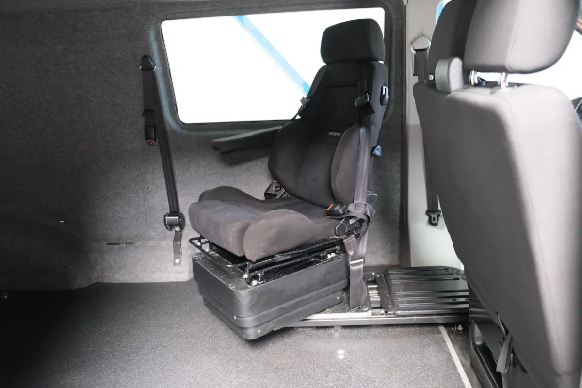 2.0 TDI L2H1 DC Highline > Marge < > Rolstoel Bus <