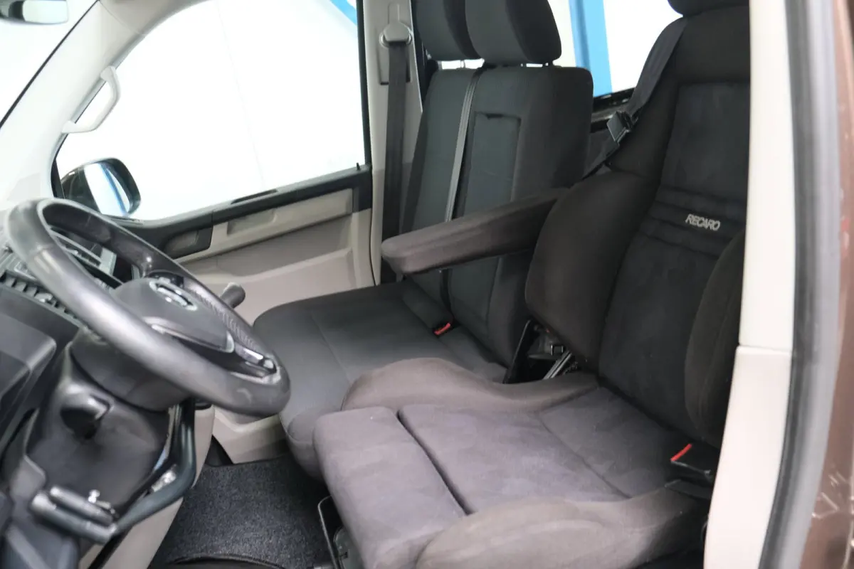 2.0 TDI L2H1 DC Highline > Marge < > Rolstoel Bus <