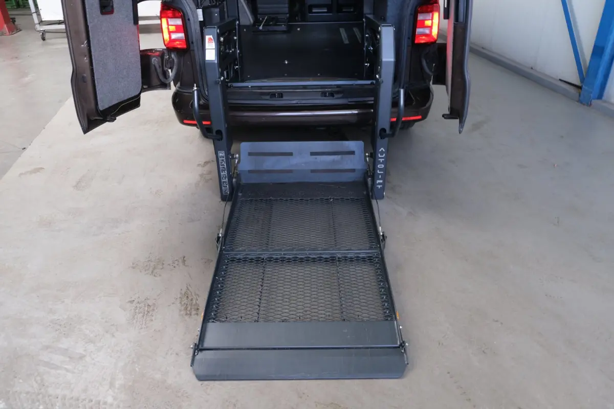 2.0 TDI L2H1 DC Highline > Marge < > Rolstoel Bus <