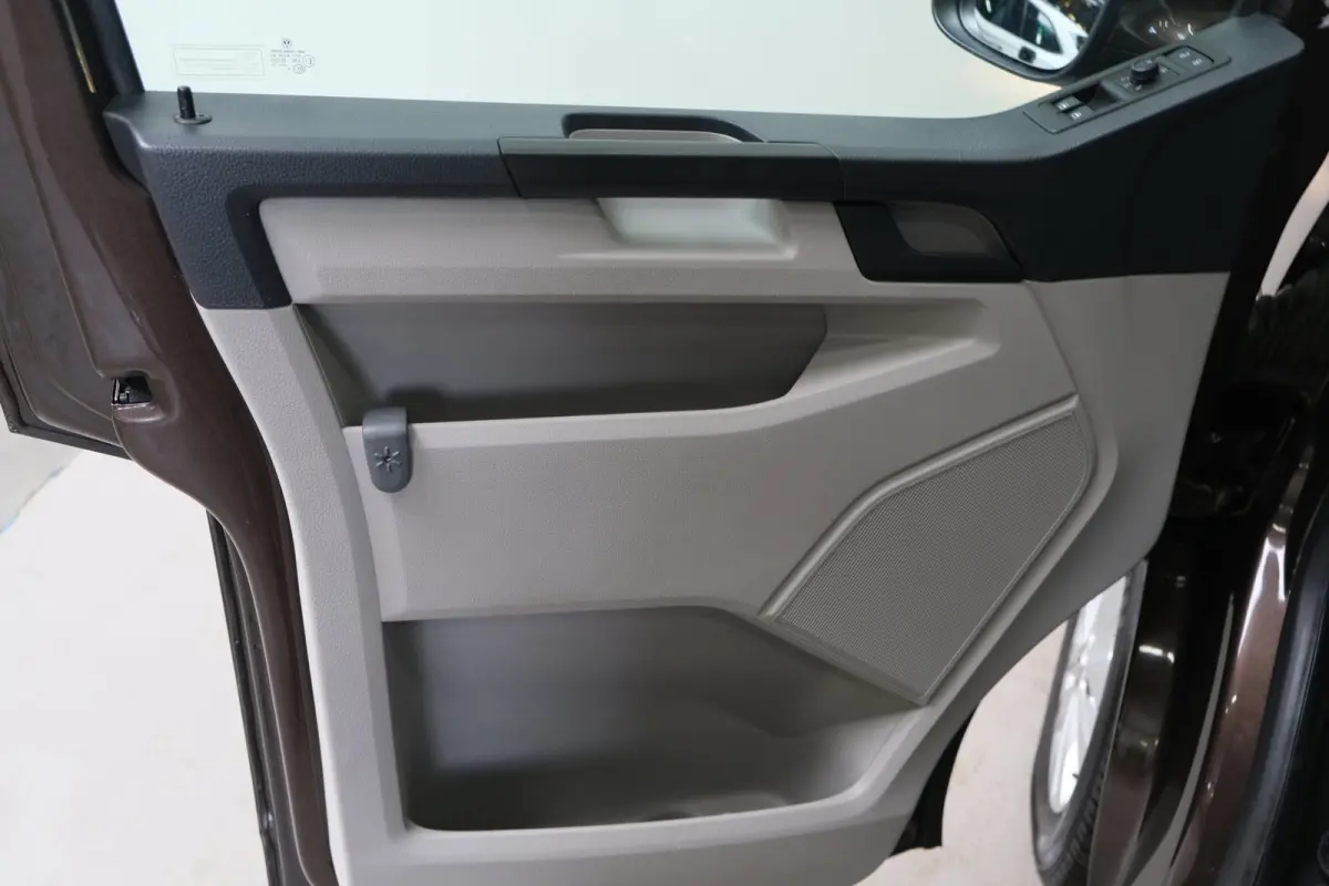 2.0 TDI L2H1 DC Highline > Marge < > Rolstoel Bus <