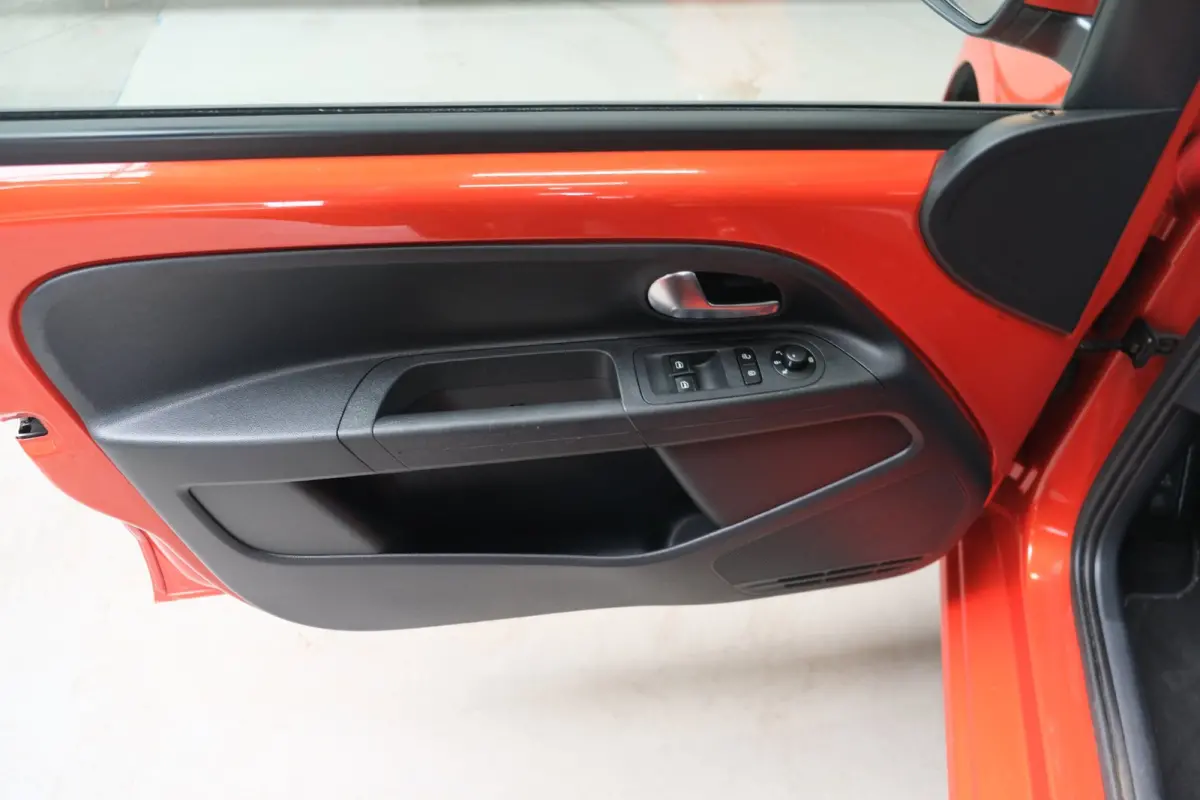 Up! 1.0 TSI BMT high up! - N.A.P. Airco, Cruise, Stoelverwarming, Camera.