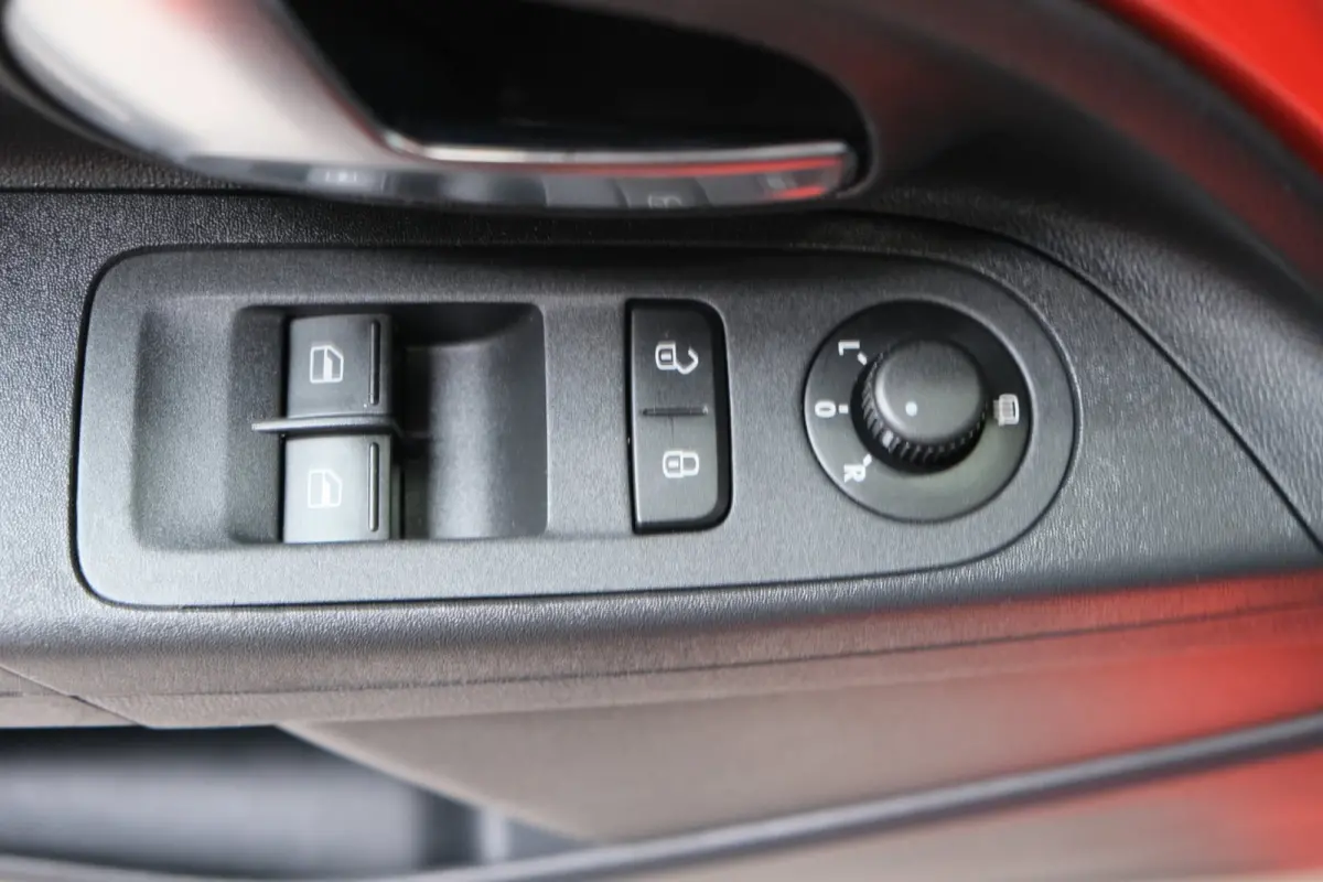Up! 1.0 TSI BMT high up! - N.A.P. Airco, Cruise, Stoelverwarming, Camera.